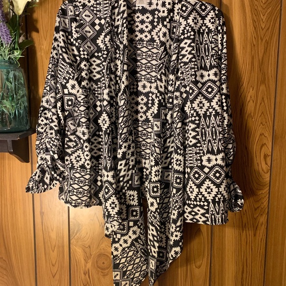 Derek Heart Top Open Front Wrap Tribal - Picture 3 of 5